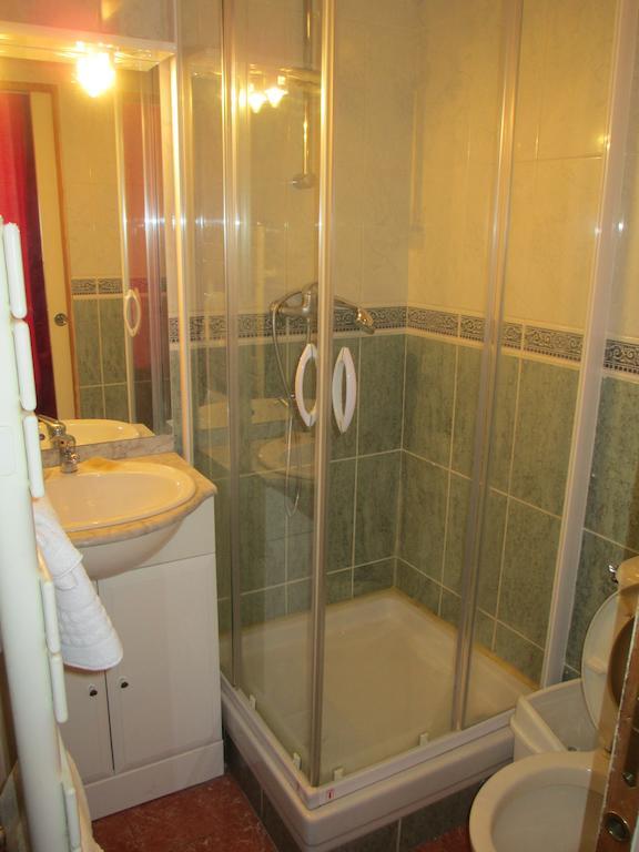 Central Hotel Párizs Szoba fotó